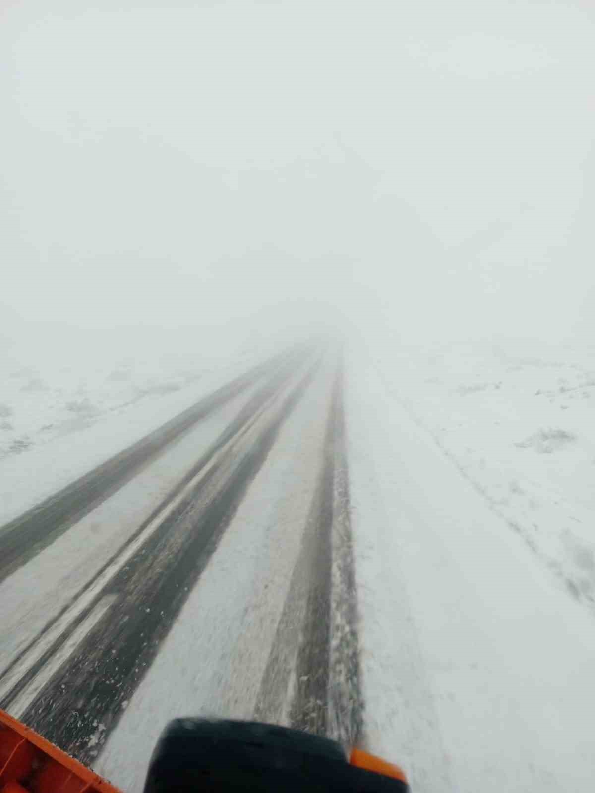 Şanlıurfa’da karla kaplanan yollar temizlendi
