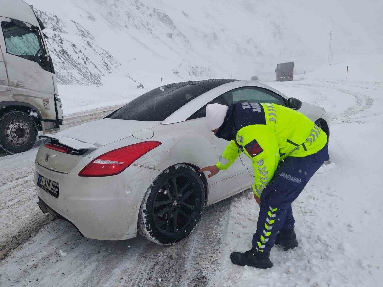 Jandarma Erzurum&rsquo;da yolda kalan 143 vatandaşa ulaştı
