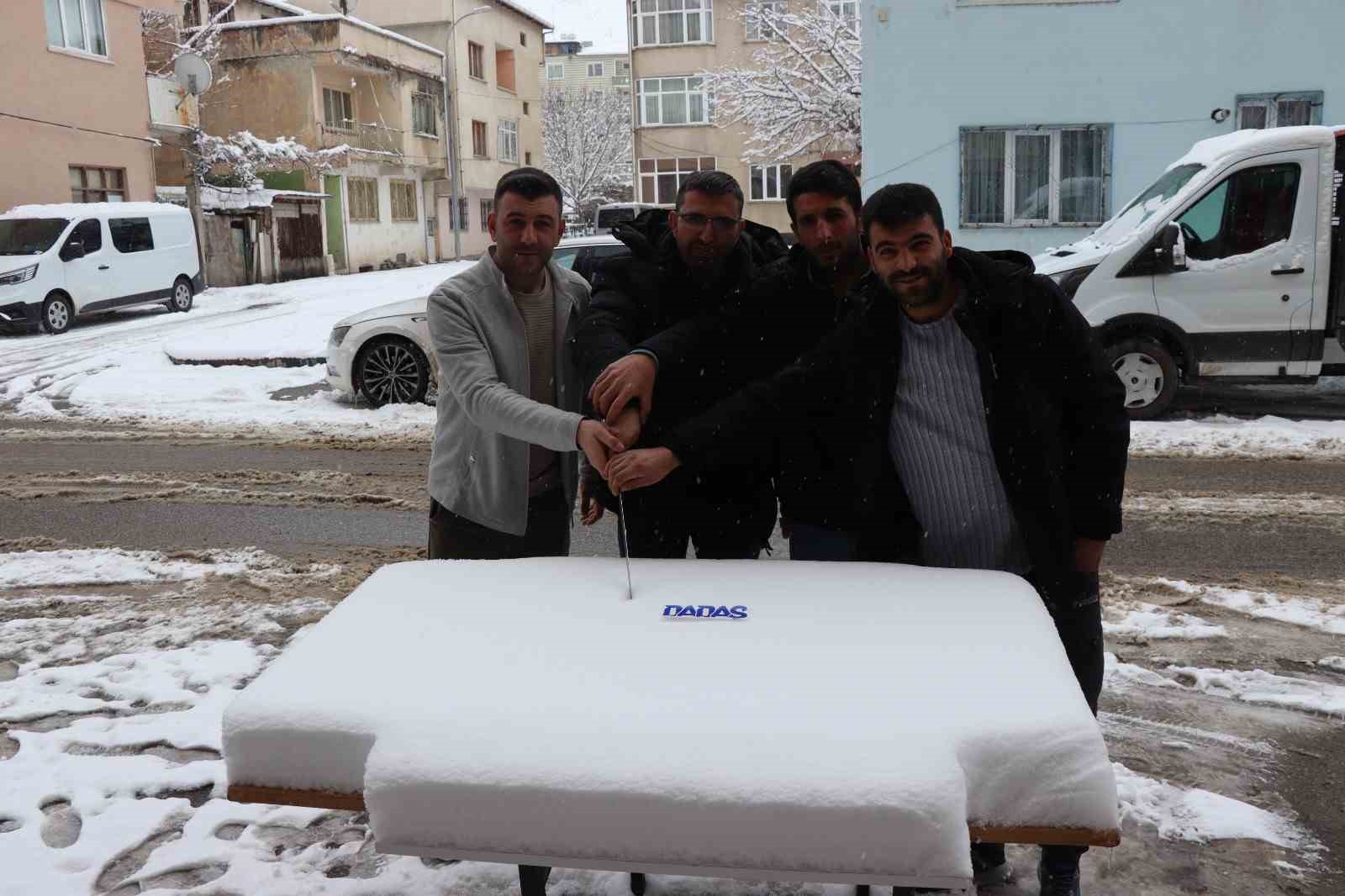 Dadaş’ın pastası bu kez kardan oldu