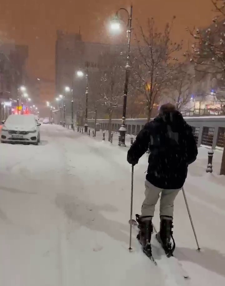 Kayakla Erzurum sokaklarında tur attı