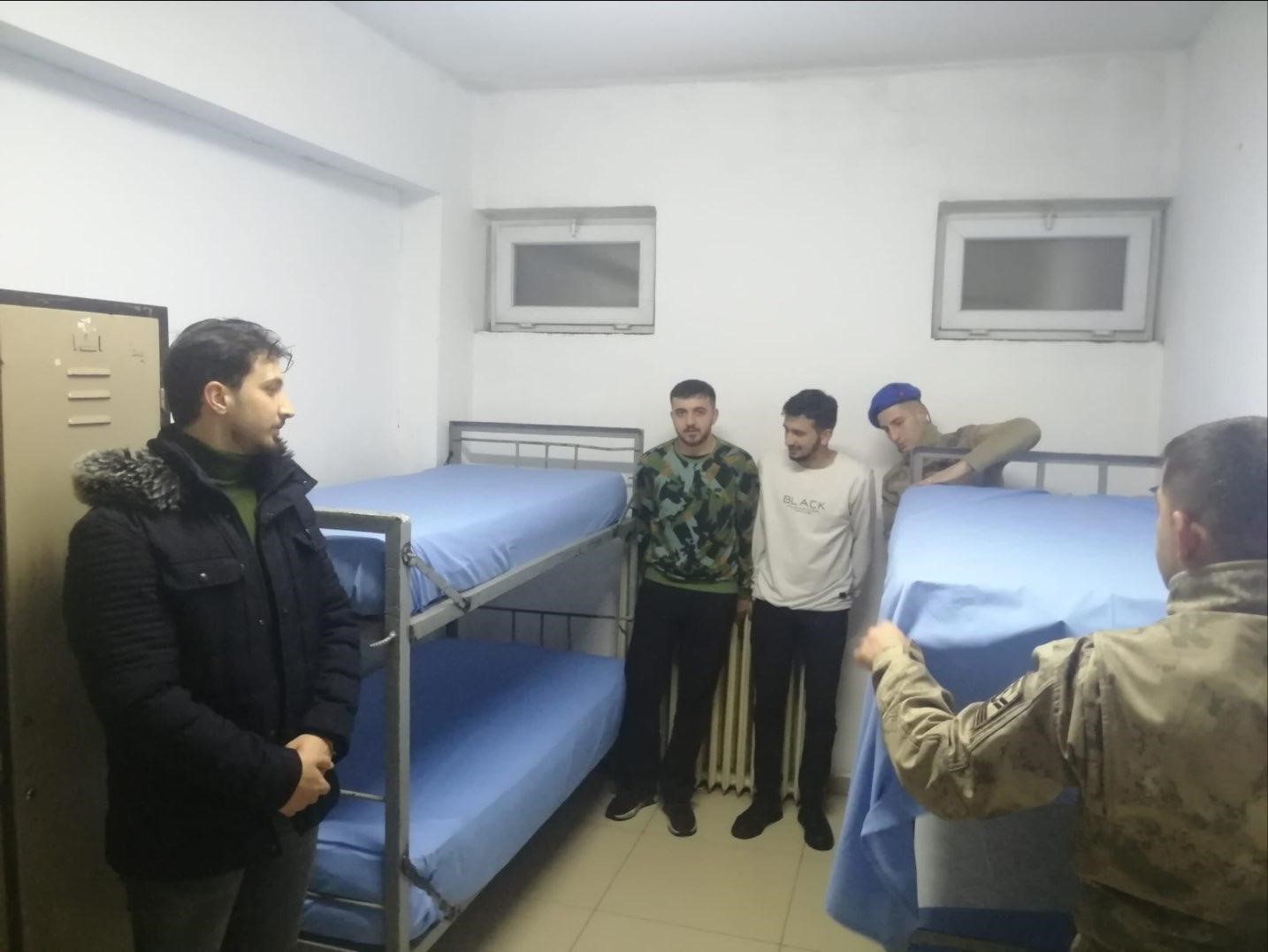 Kardan dolayı yolda kalan &ouml;ğrencileri jandarma misafir etti
