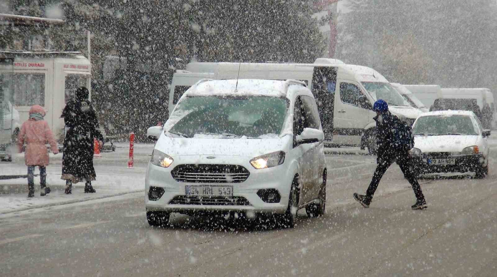 Ahlat’ta kar yağışı