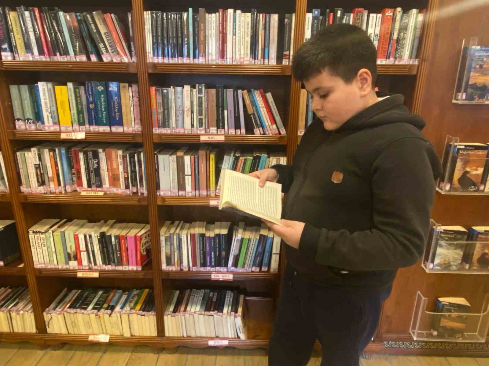 &rsquo;K&uuml;t&uuml;phaneler&rsquo; projesi &ccedil;er&ccedil;evesinde &ouml;ğrenciler ebru sanatı yaptı
