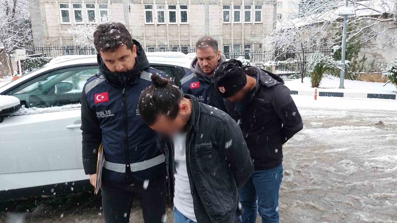 Yer altına döşenen kabloları çalan 2 kişi yakalandı