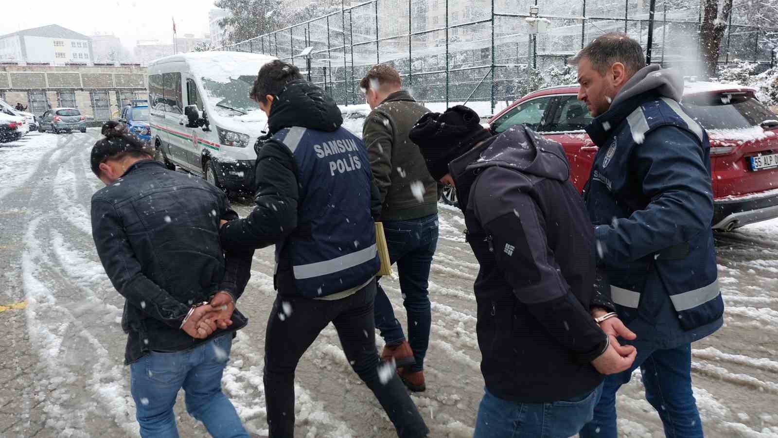 Yer altına d&ouml;şenen kabloları &ccedil;alan 2 kişi yakalandı
