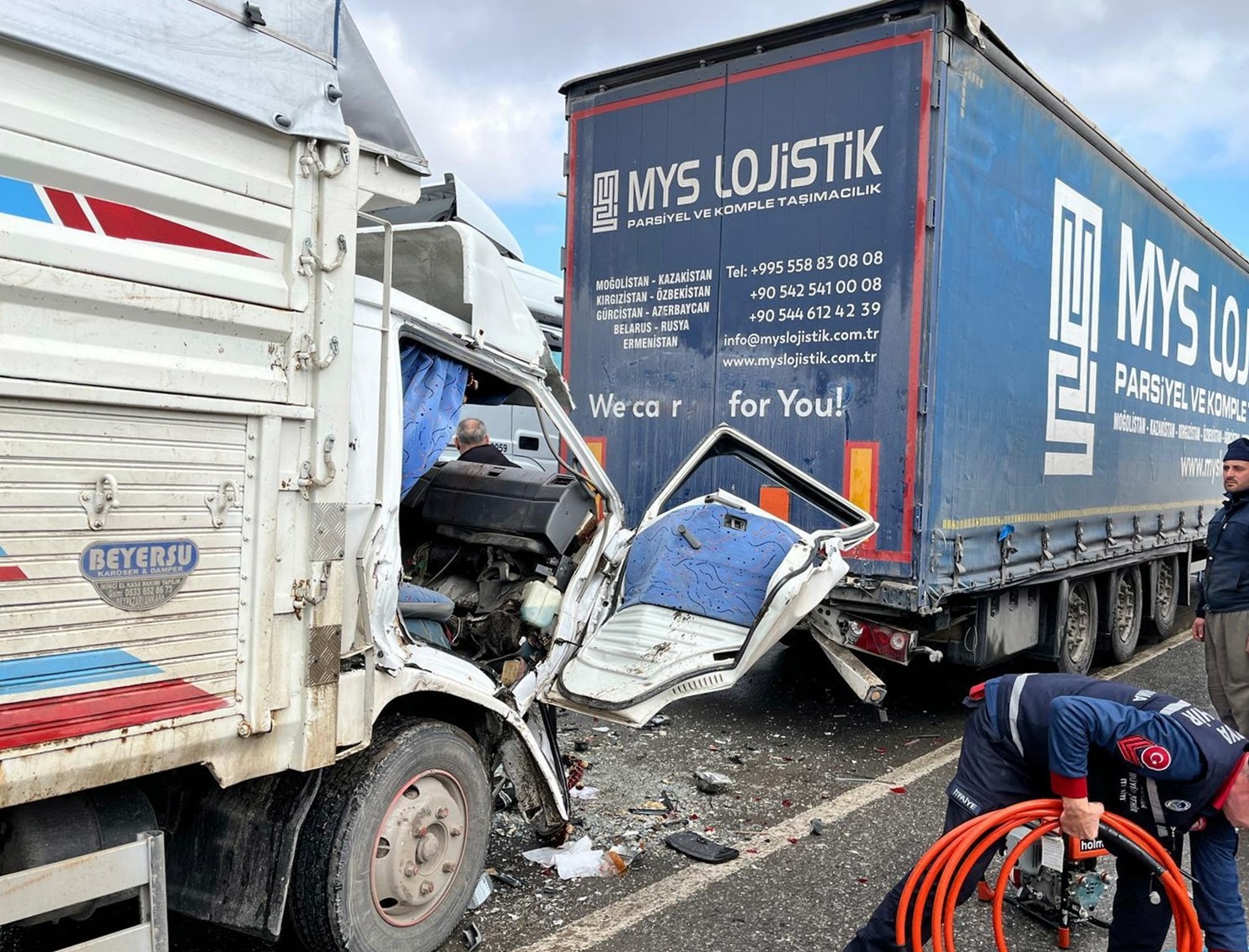 D-100’de tıra arkadan çarpan kamyonet kağıt gibi ezildi: 2 yaralı
