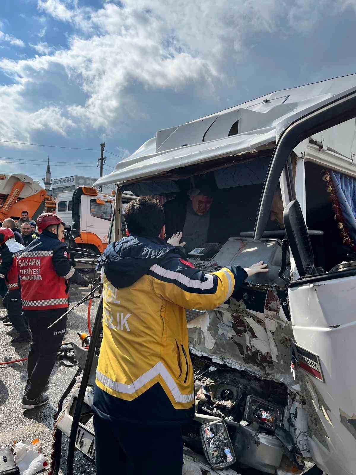 D-100&rsquo;de tıra arkadan &ccedil;arpan kamyonet kağıt gibi ezildi: 2 yaralı
