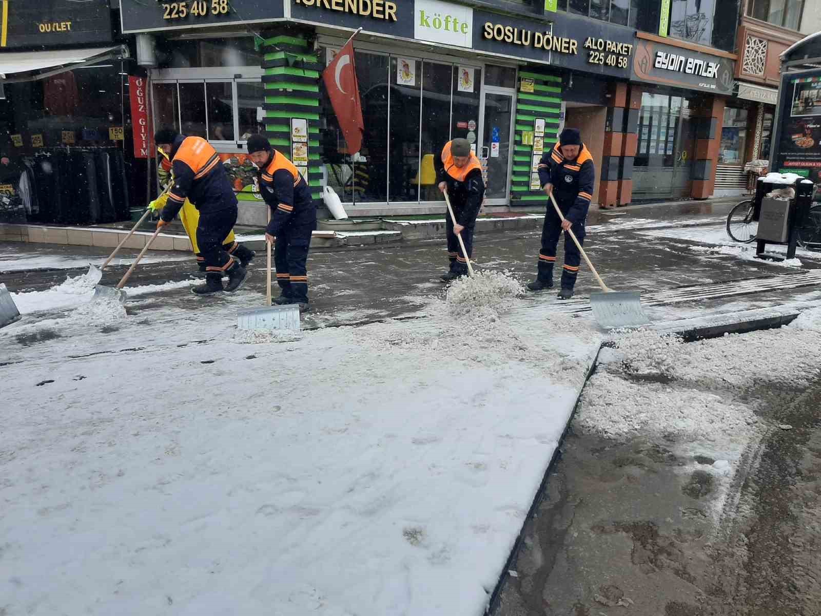 Sivas&rsquo;ta kar temizleme &ccedil;alışmaları aralıksız devam ediyor

