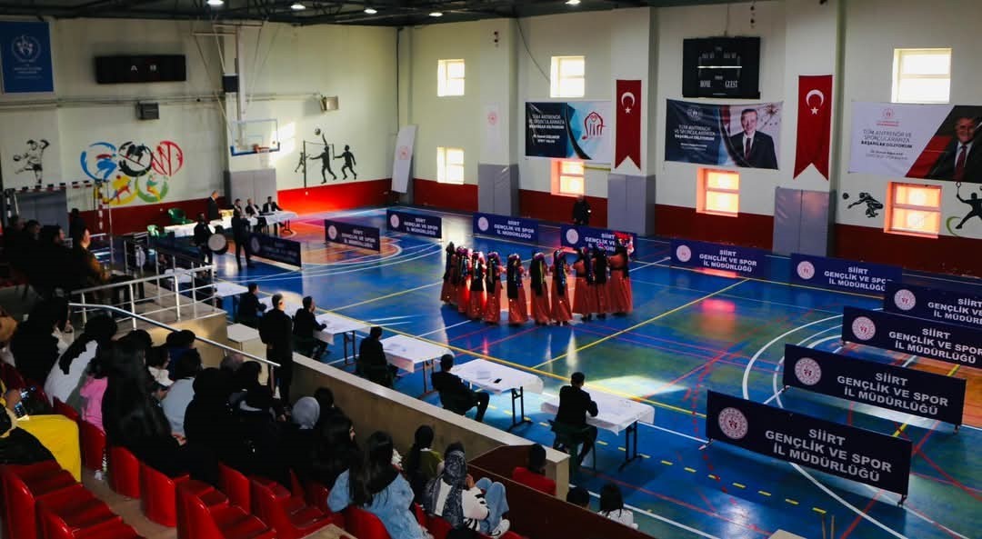 Siirt’te halk oyunları yarışması düzenlendi