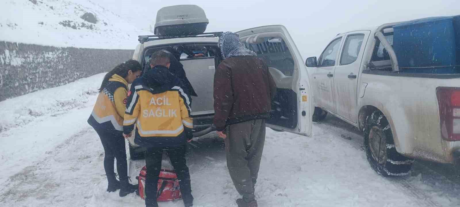 Siirt’te taşıdığı hasta ile yolda kalan ambulans kurtarıldı
