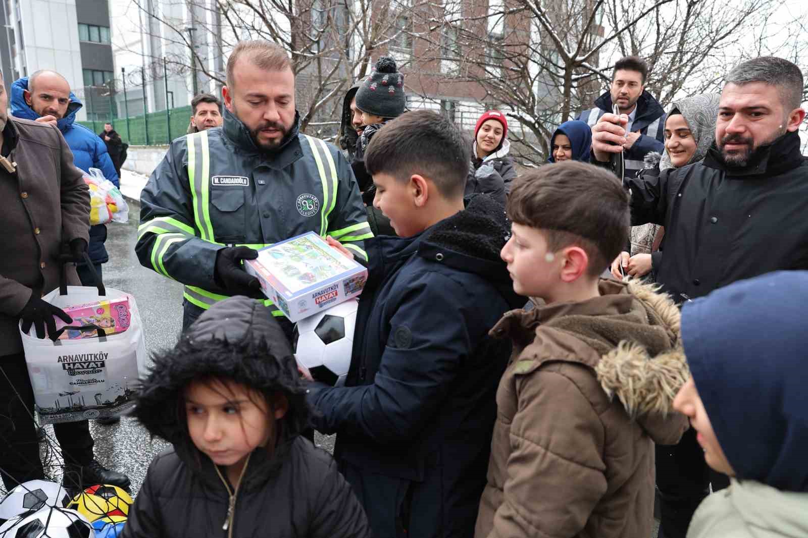 Arnavutköy Belediye Başkanı çocuklarla kartopu oynadı
