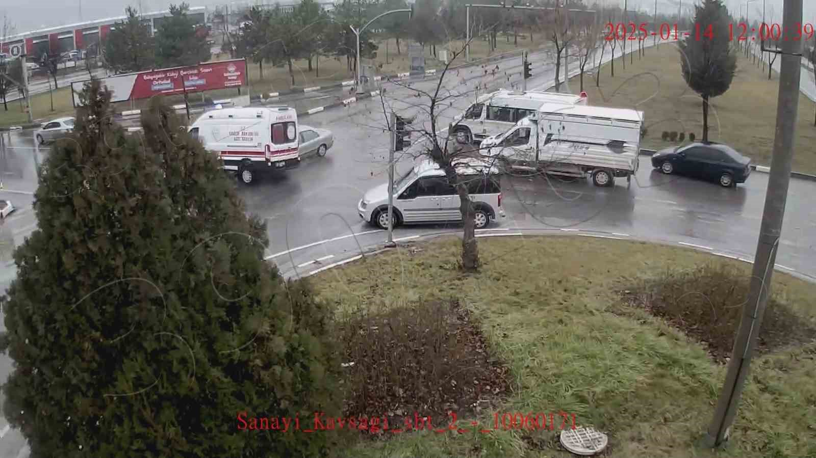 Kütahya’da ambulansın devrildiği kaza güvenlik kamerasında