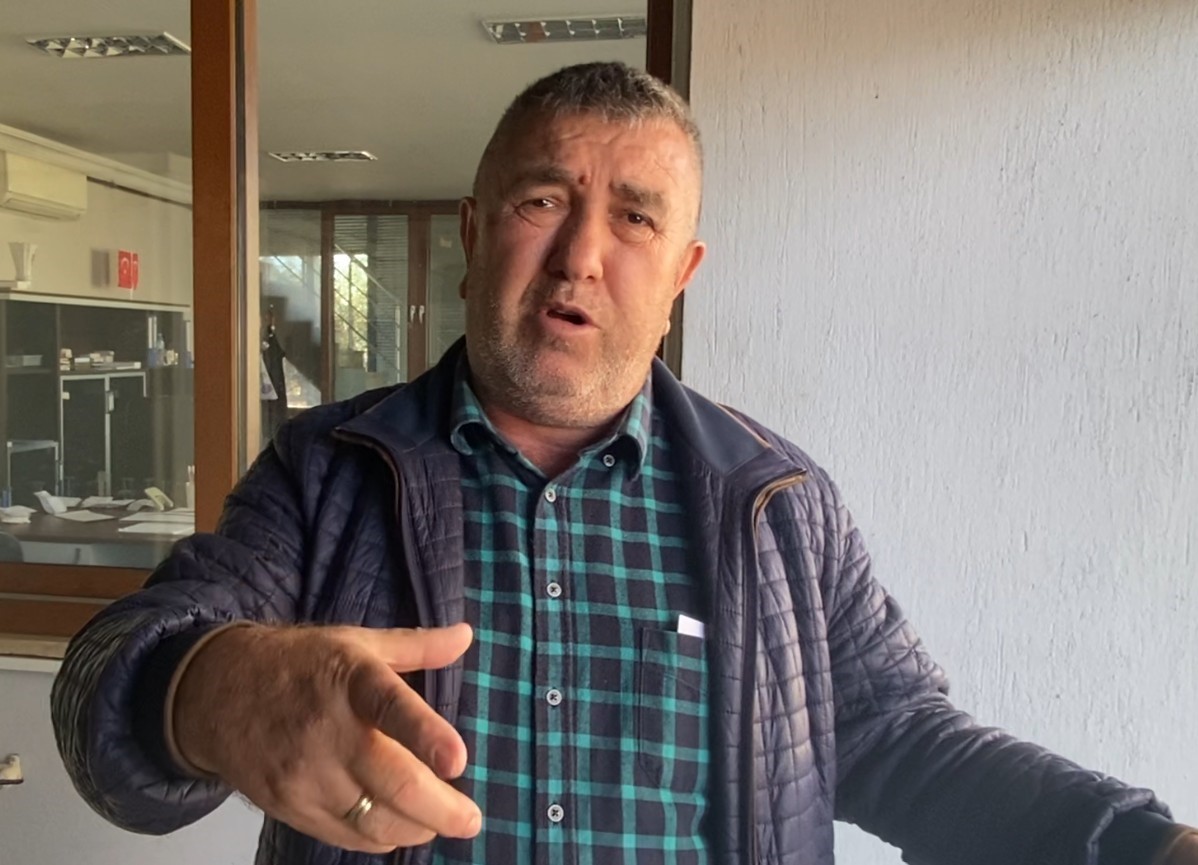 Benzinle traktörü yakarken kendini de yaktı
