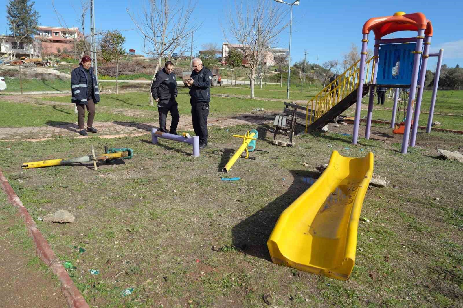 Çukurova’da çocuk parkına çirkin saldırı
