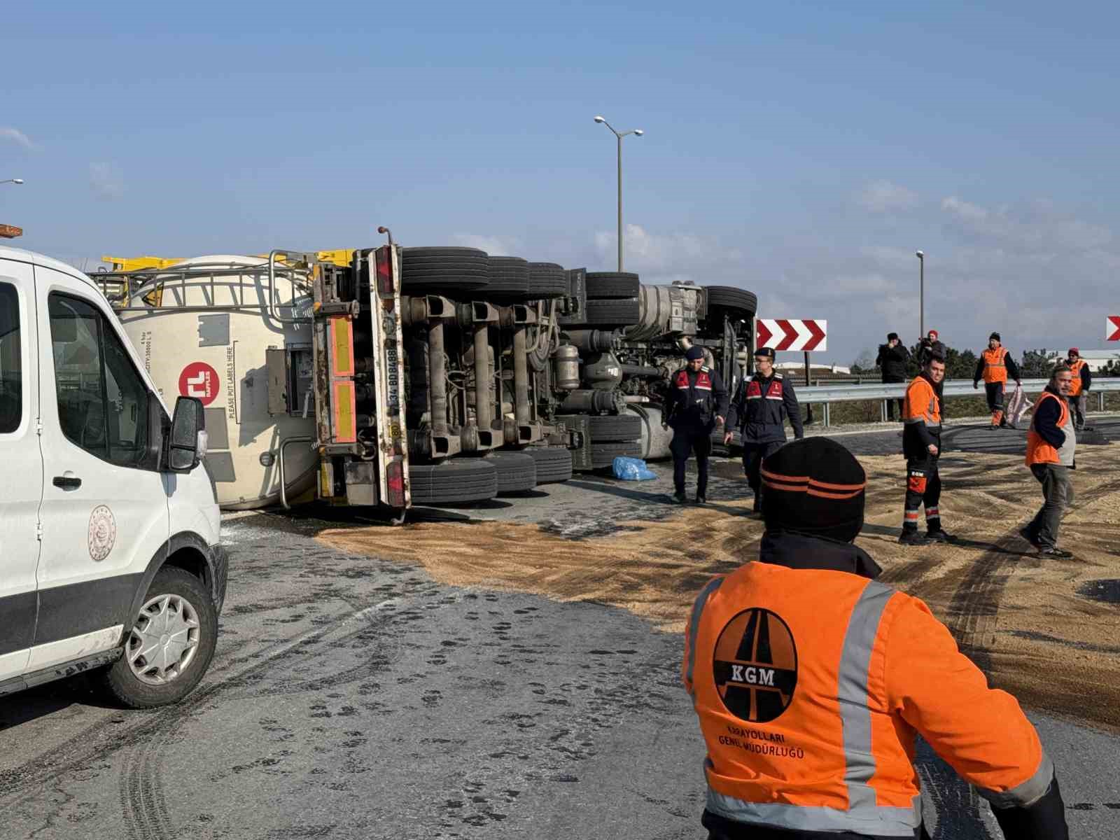 TEM’de tanker devrildi: 1 yaralı
