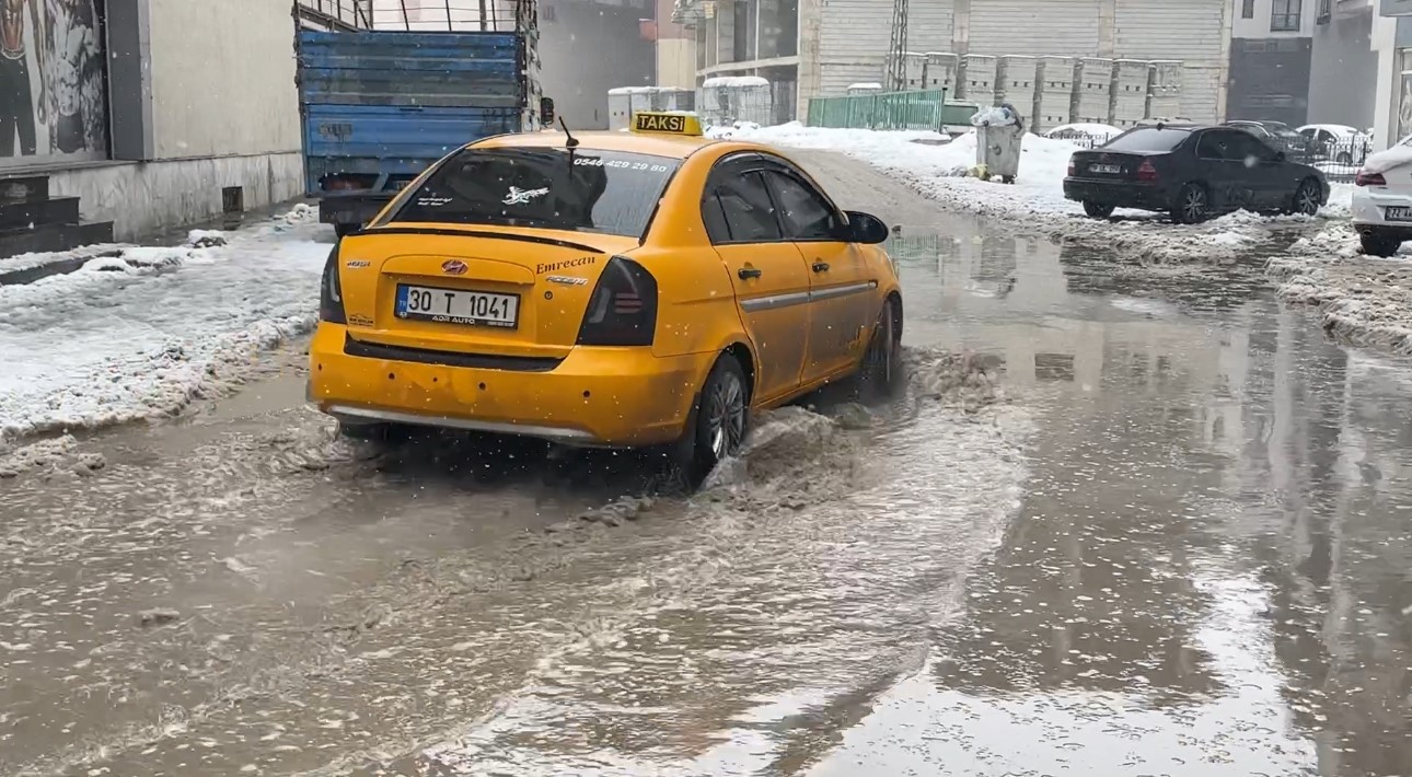 Yüksekova’da caddeler göle döndü: Araçlar ilerlemekte zorlandı
