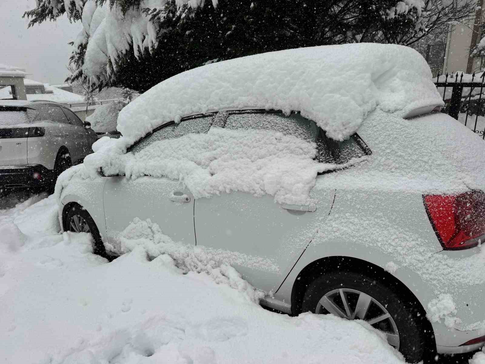 Sarıyer&rsquo;de kar yağışı etkisini s&uuml;rd&uuml;r&uuml;yor
