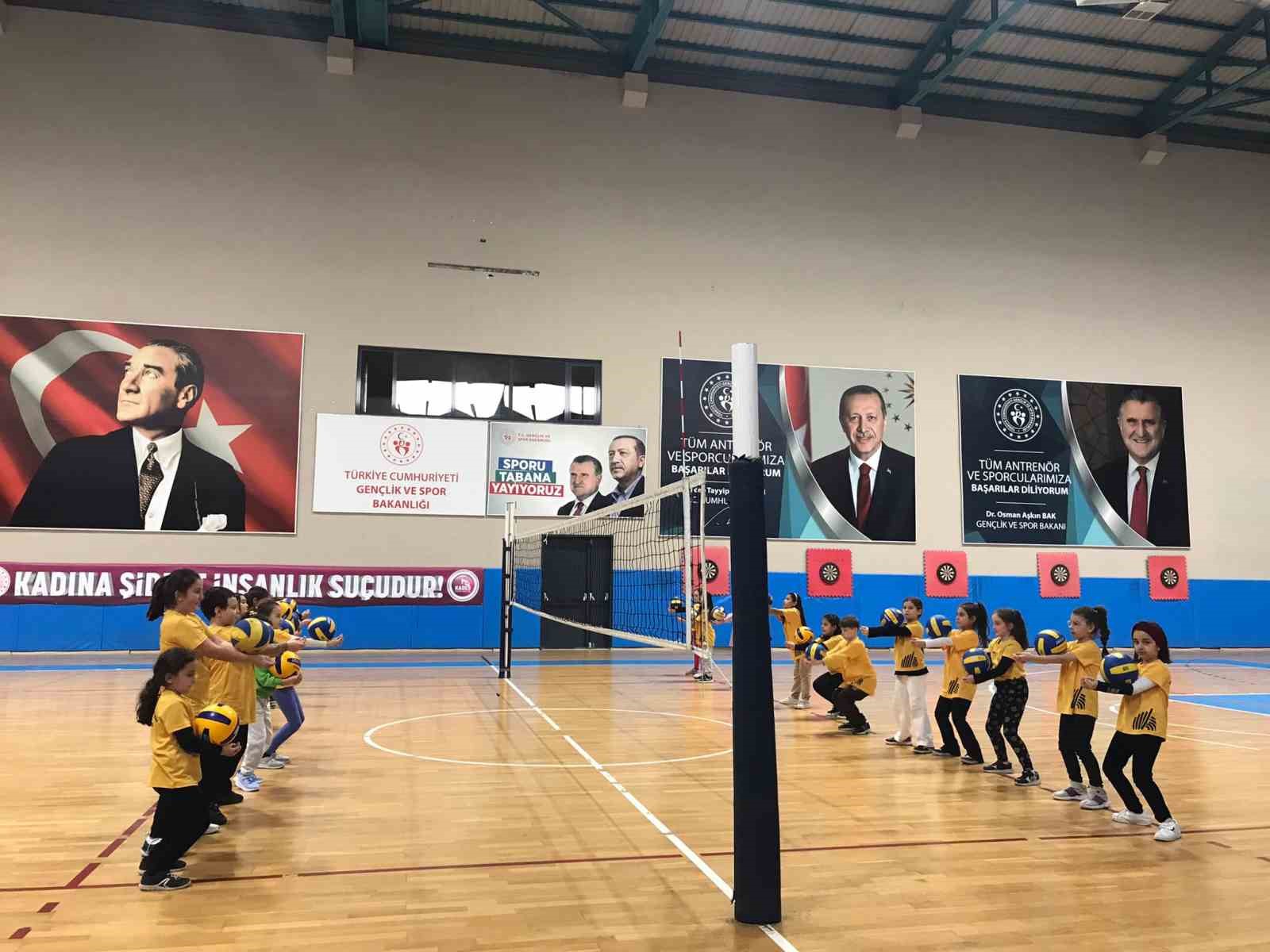 Kış spor okullarında eğitimler devam ediyor