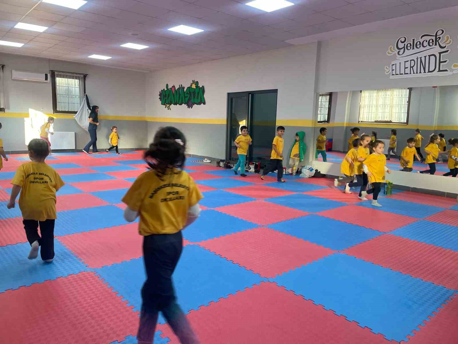 Kış spor okullarında eğitimler devam ediyor
