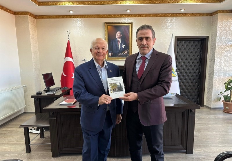 Burhaniye’de Yazar Yücel Aras, son kitabını Kaymakam Memiş’e takdim etti