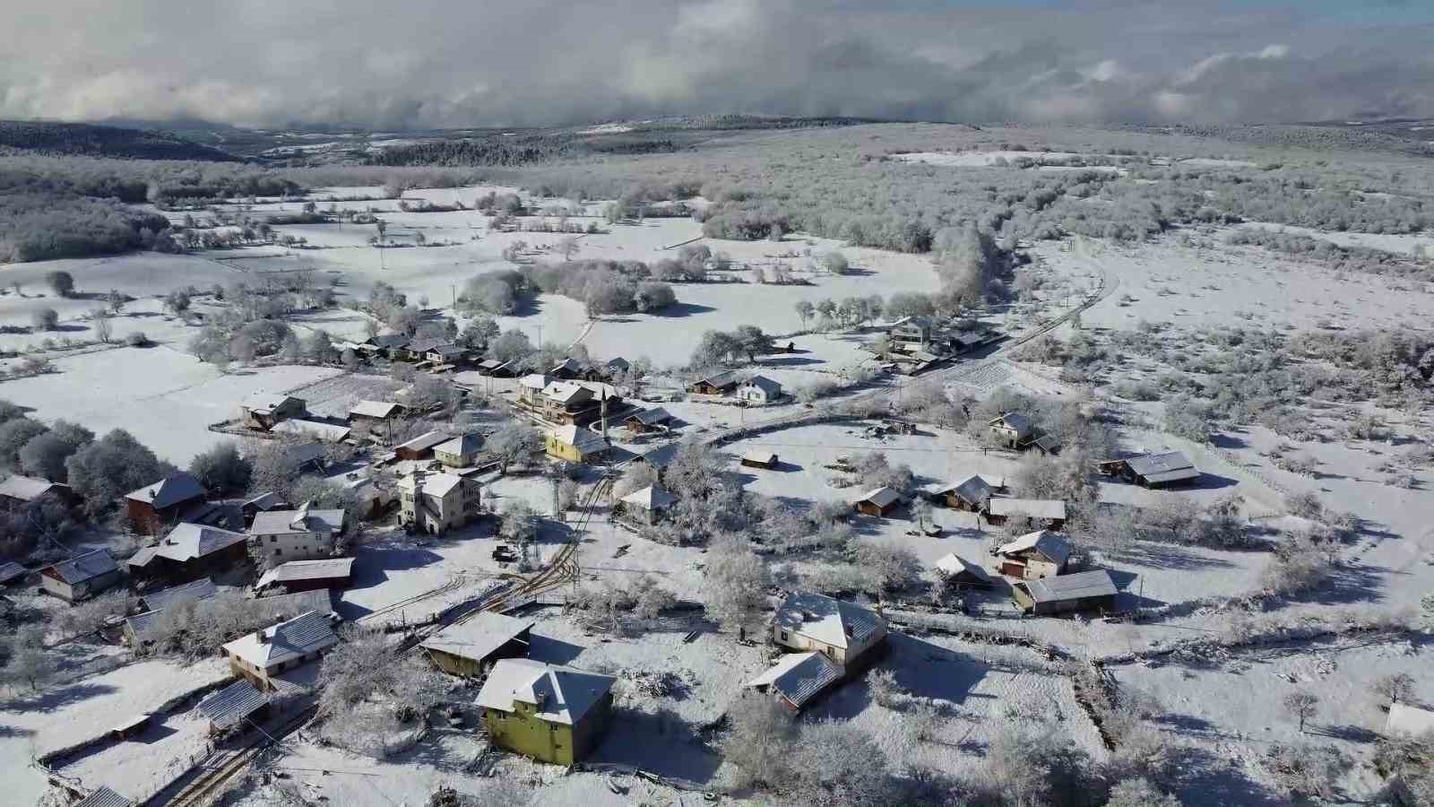 Eflani’de karlı köy manzaraları mest etti