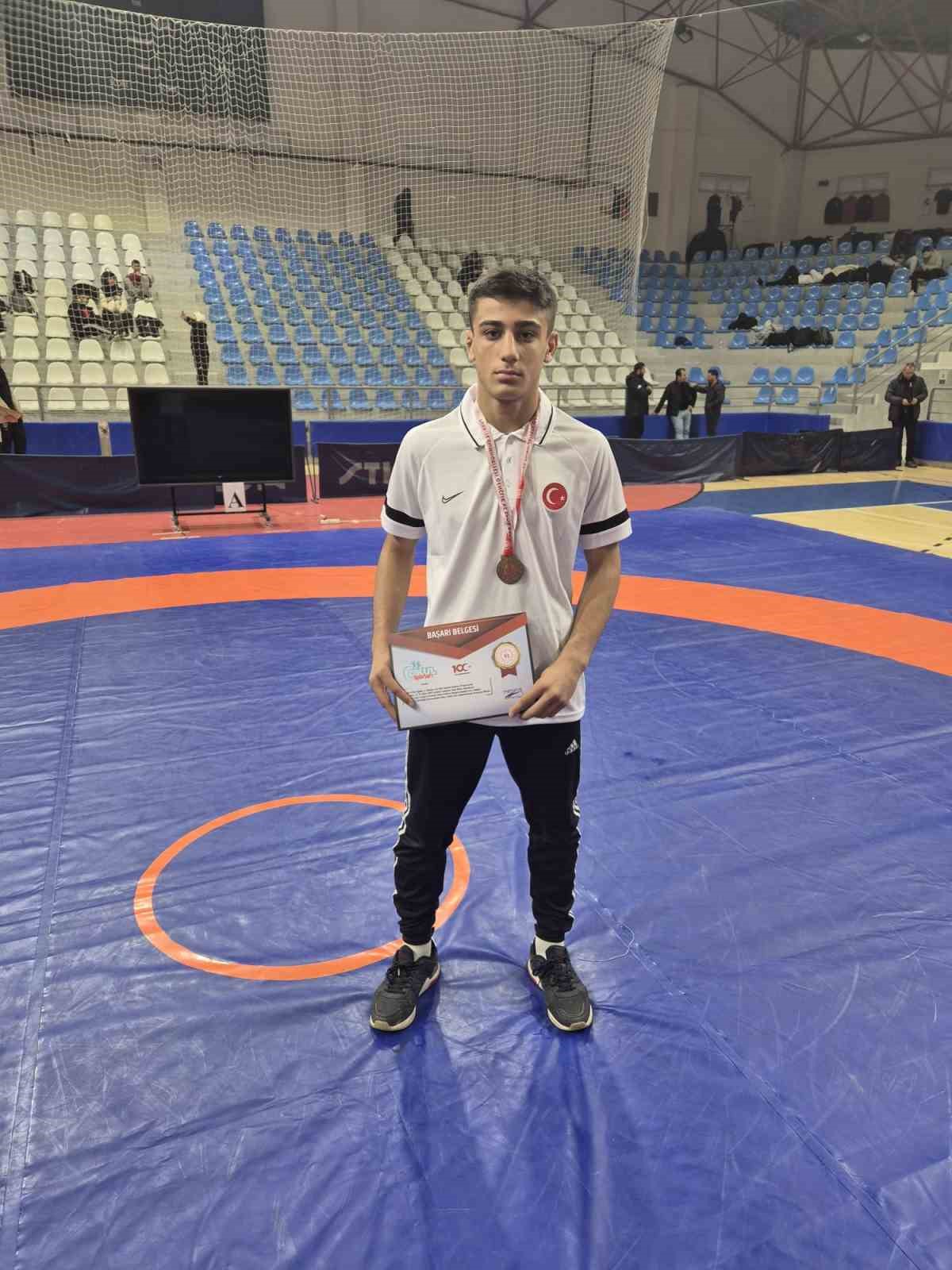 Somalı Nurullah Eliş T&uuml;rkiye 3&rsquo;&uuml;nc&uuml;s&uuml; oldu
