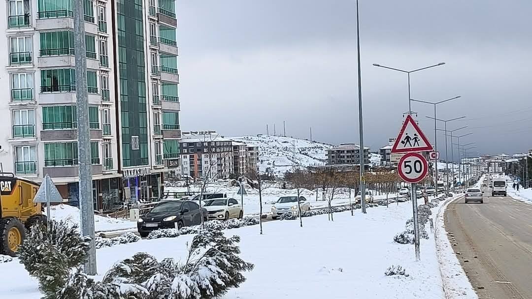 Besni’de kar ve tipi etkili oldu