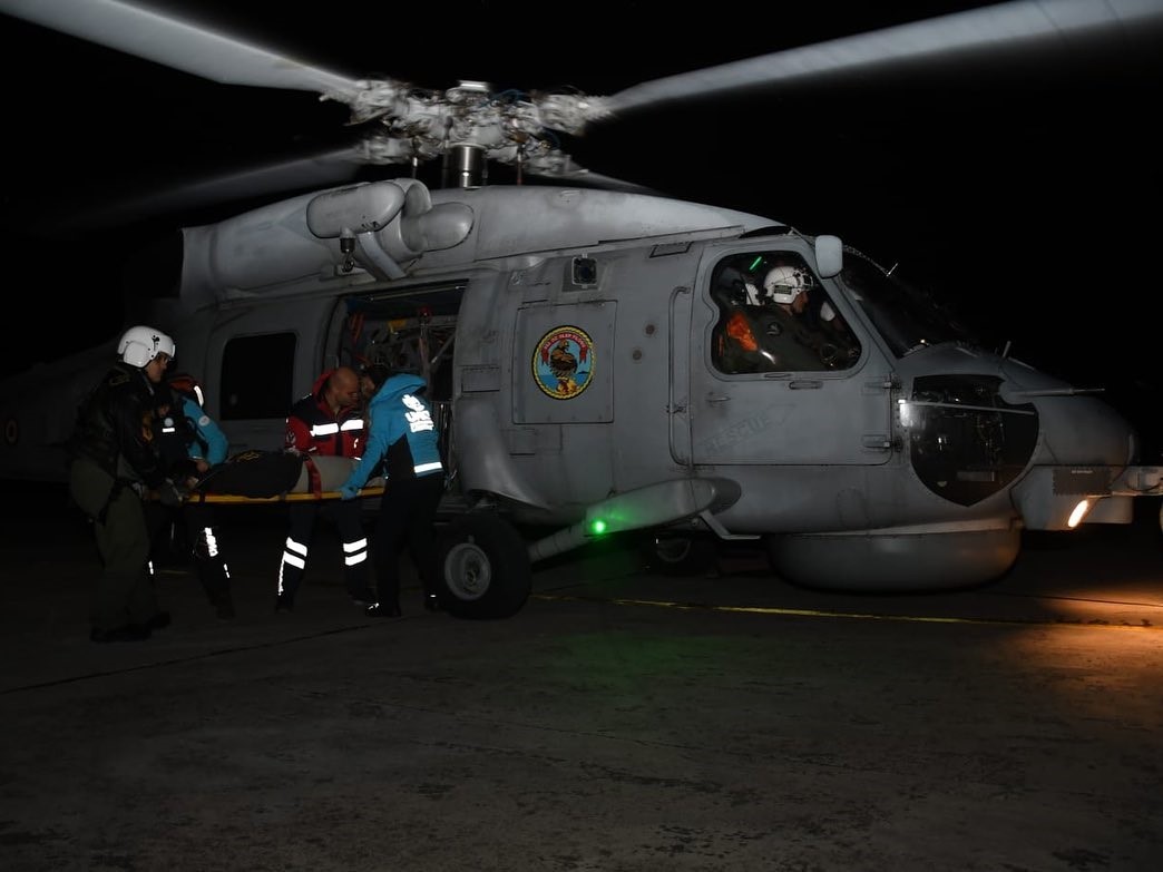 G&ouml;k&ccedil;eada&rsquo;da rahatsızlanan hasta askeri helikopterle &Ccedil;anakkale&rsquo;ye getirildi
