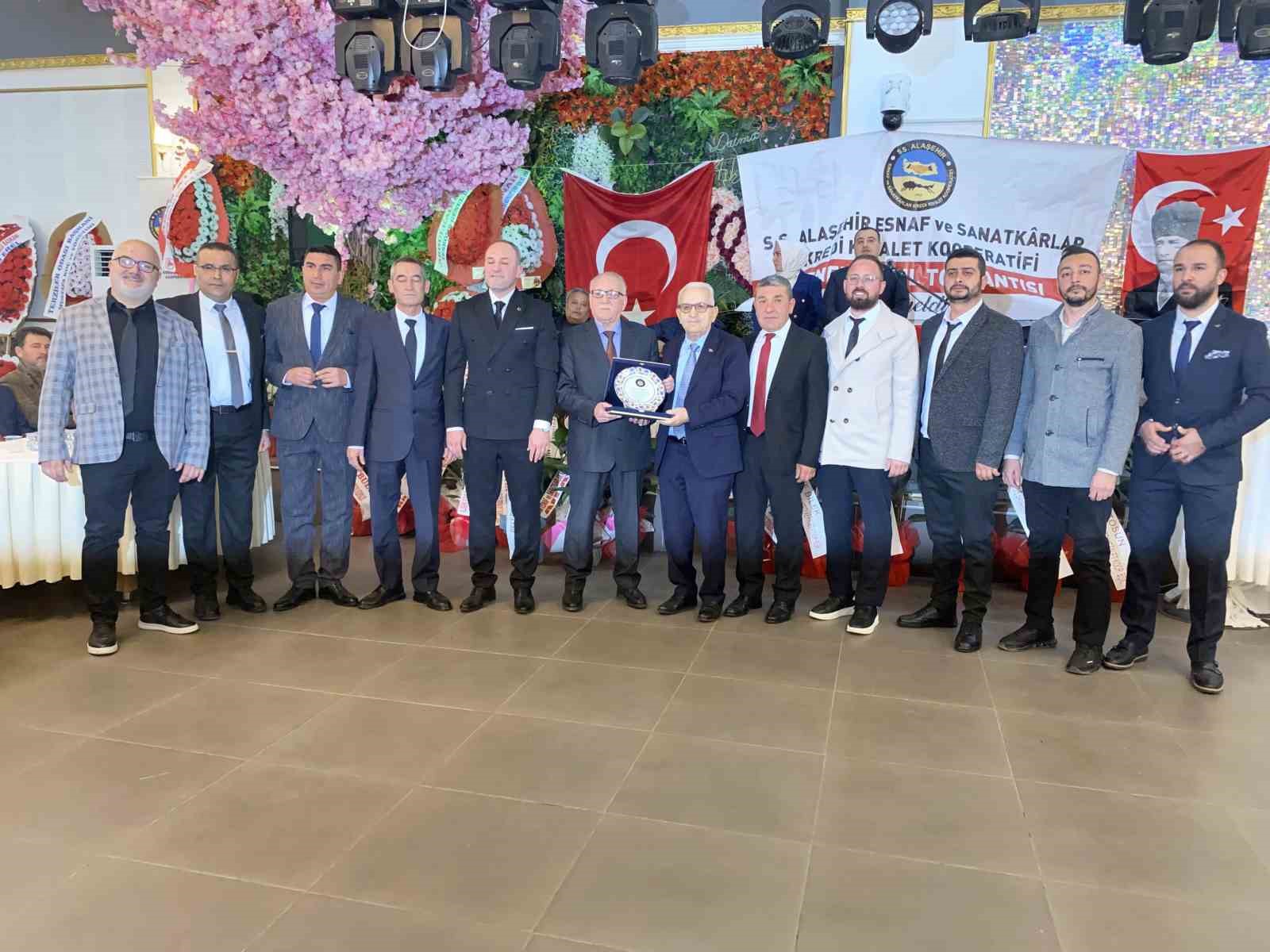 S&uuml;leyman Kalbur&rsquo;a onursal başkanlık verildi
