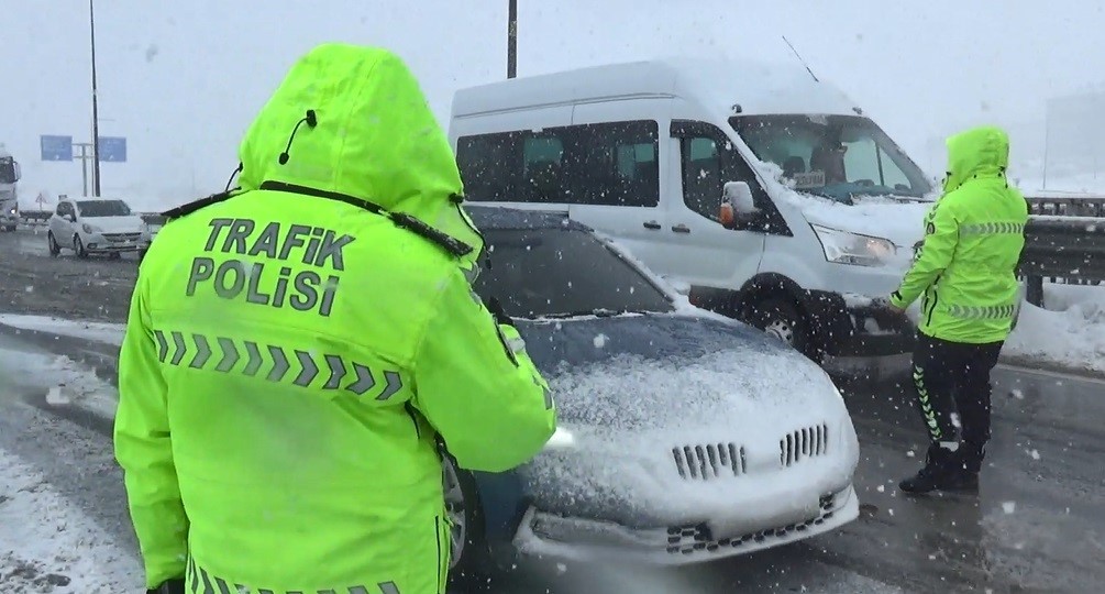 Yolda kalan s&uuml;r&uuml;c&uuml;lerin imdadına polis yetişti
