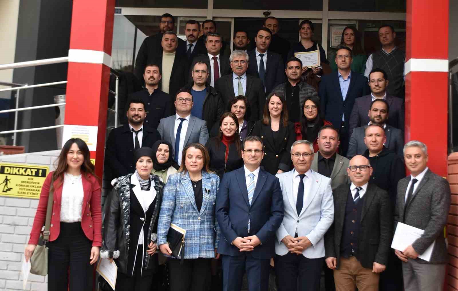 Salihli’de öğretmenlere başarı belgeleri verildi