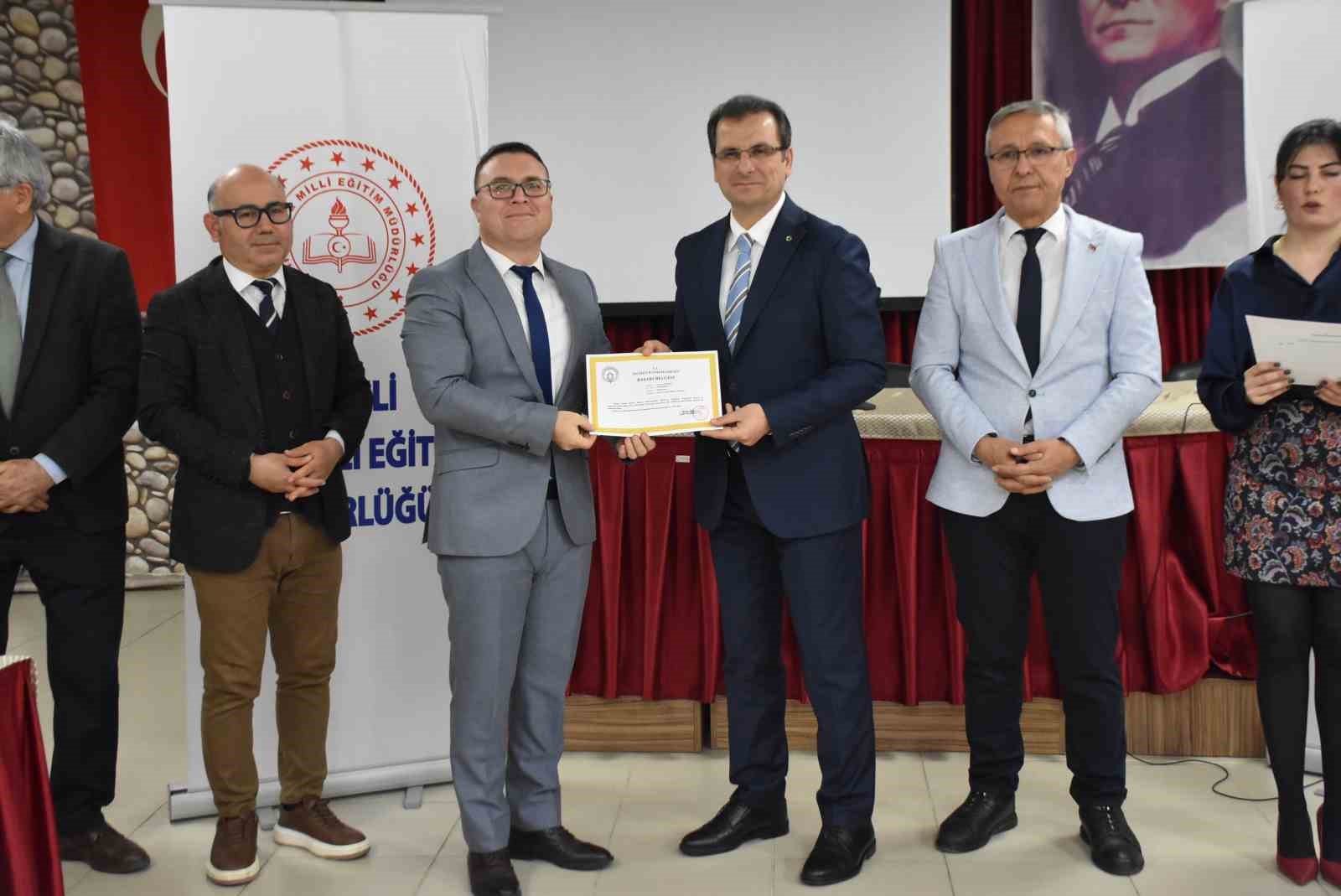 Salihli&rsquo;de &ouml;ğretmenlere başarı belgeleri verildi
