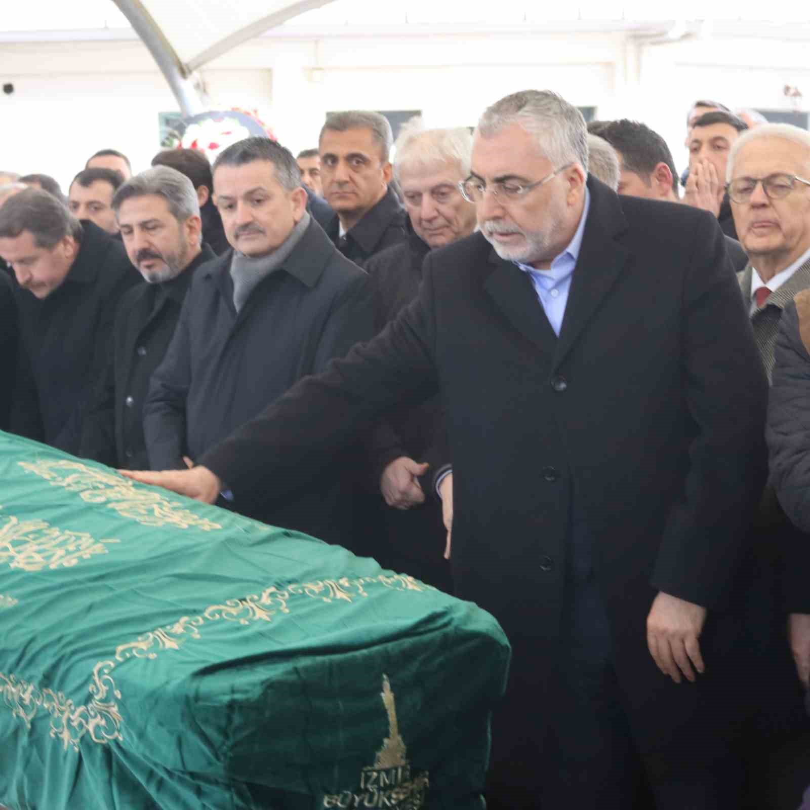 Bakan Işıkhan&rsquo;ın ablası son yolculuğuna uğurlandı
