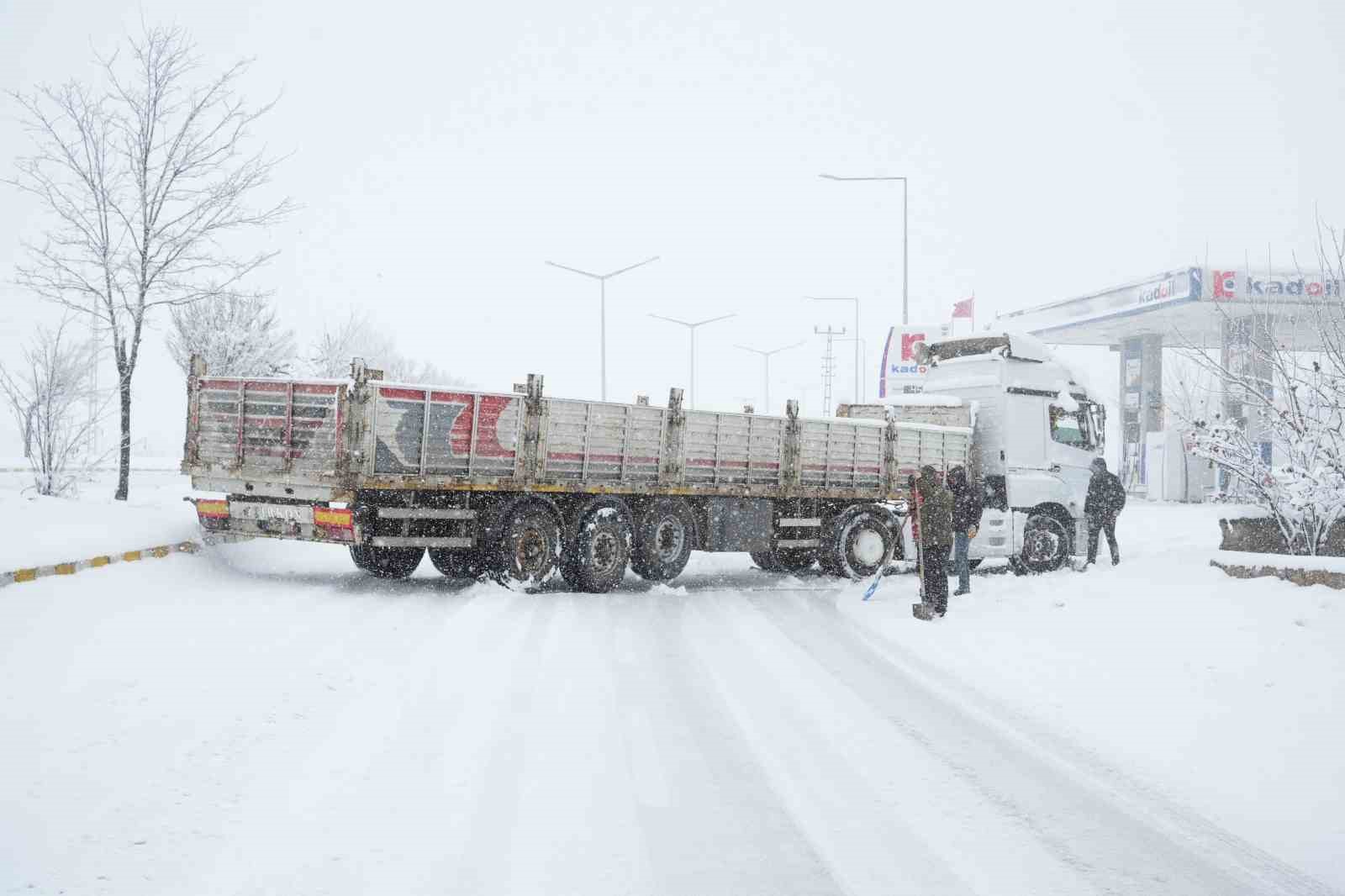 Muş-Bingöl kara yolunda ulaşıma kar engeli