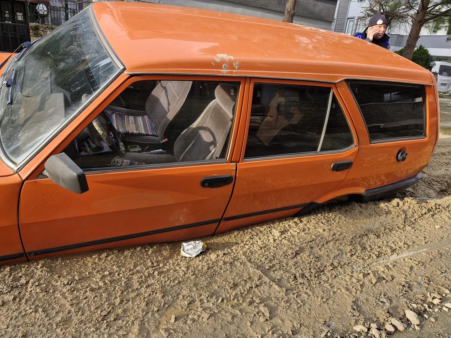 Otomobil çamura gömüldü