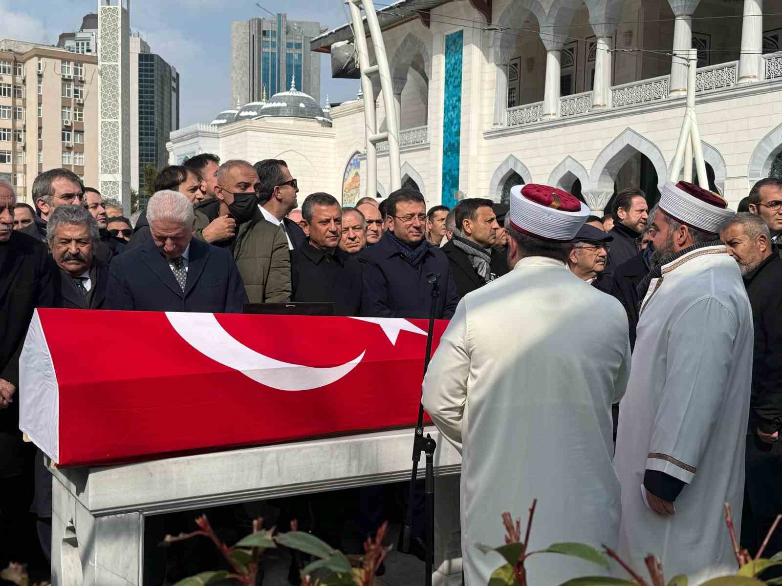 Eski Devlet Bakanı Ali Doğan, İstanbul’da son yolculuğuna uğurlandı
