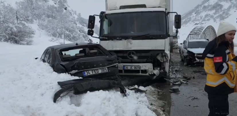 Erzincan'da zincirleme trafik kazası yaşandı İHA