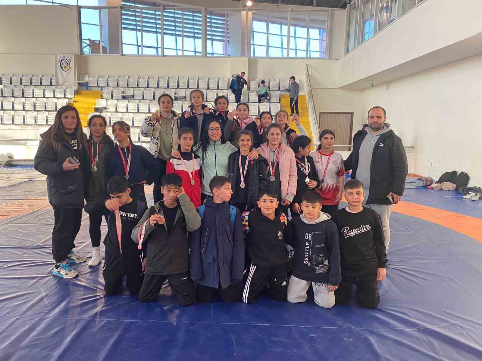 Salihlili güreşçilerden Manisa’da büyük başarı