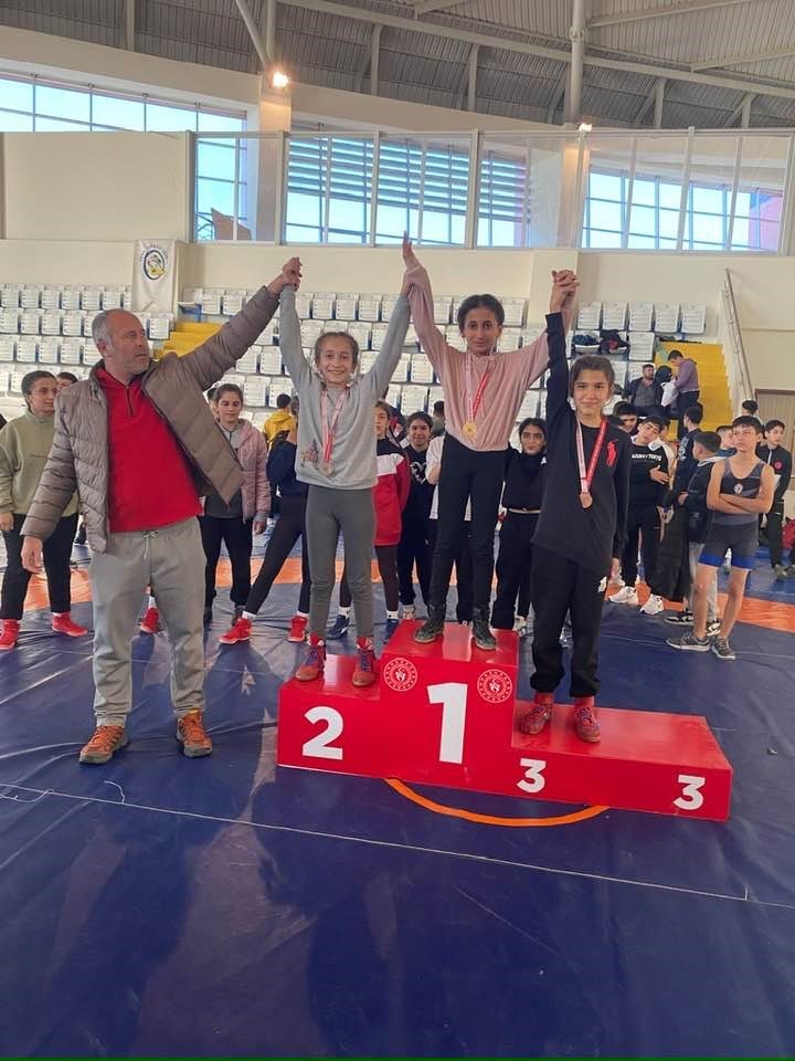 Salihlili g&uuml;reş&ccedil;ilerden Manisa&rsquo;da b&uuml;y&uuml;k başarı
