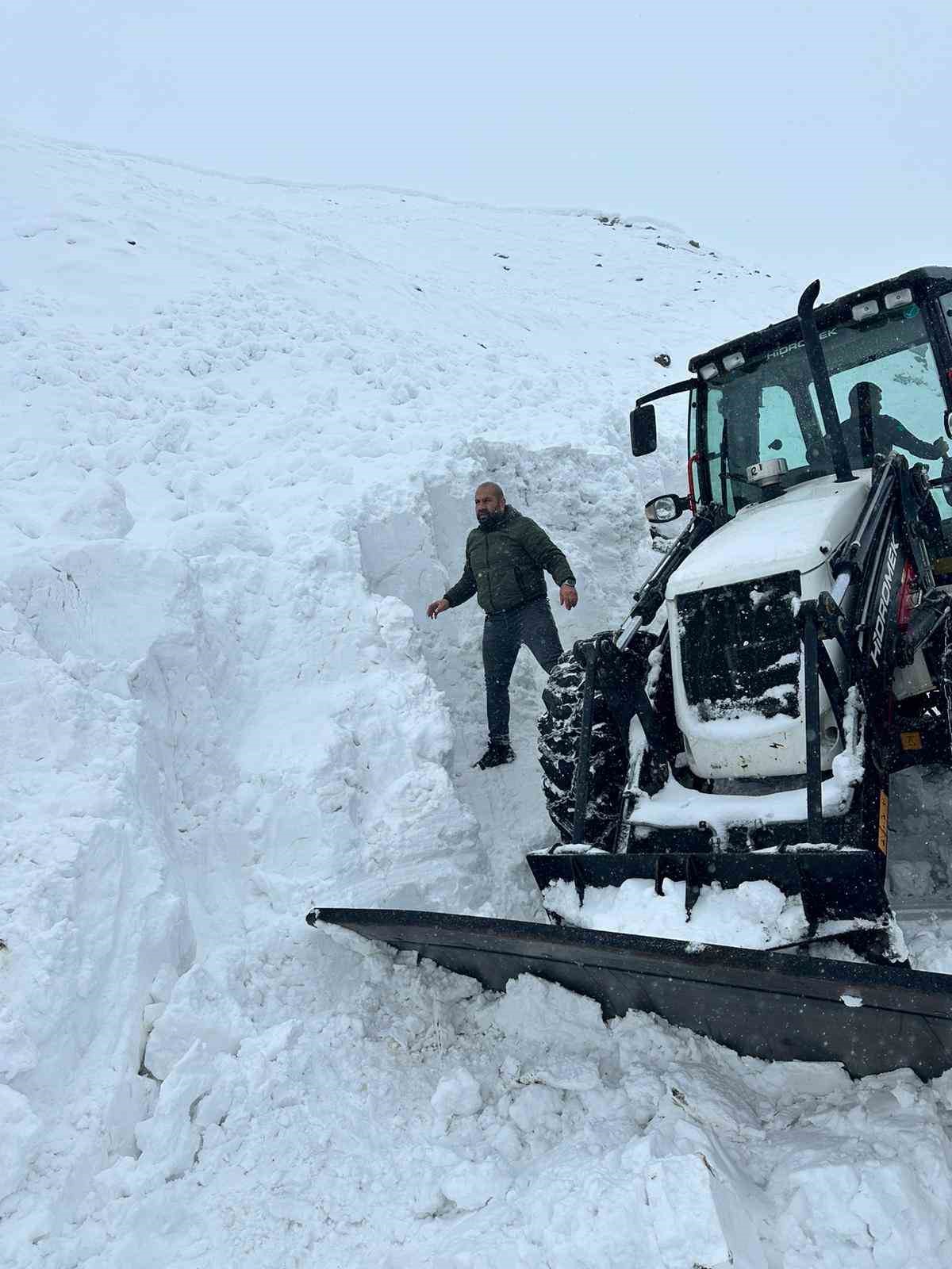 Muş&rsquo;ta iş makinesinin &uuml;zerine &ccedil;ığ d&uuml;şt&uuml;
