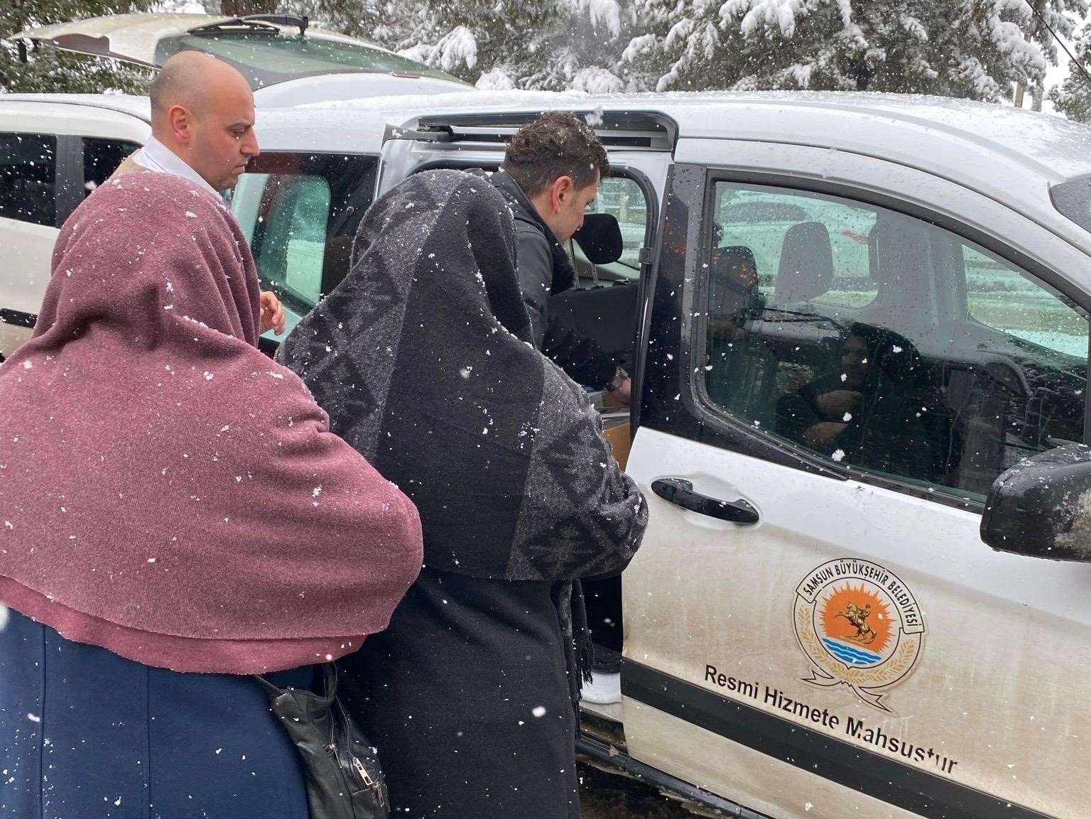 84 yaşındaki kadın yoğun kar altında ambulansa yetiştirildi