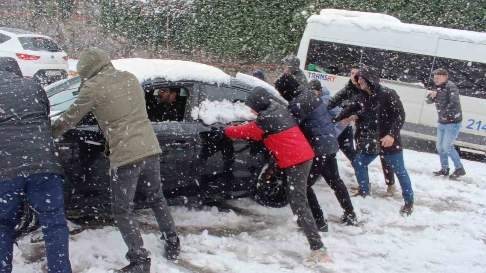 Kartal’da karda mahsur kalan araç sürücüsünün imdadına vatandaşlar yetişti