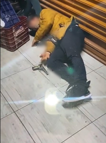 Arkadaşlarıyla şakalaşırken tabancayı boynuna dayayıp kazara kendini vurdu
