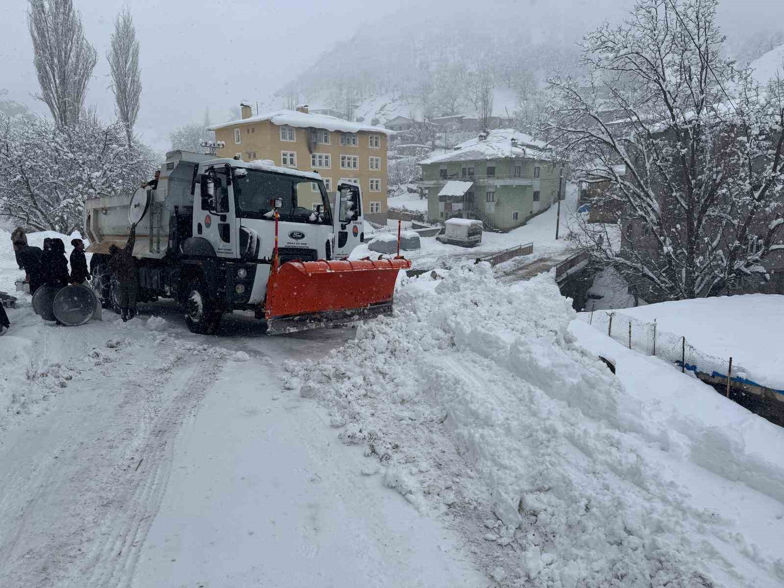 Şırnak’ta kardan kapanan köy yolları ulaşıma açılıyor