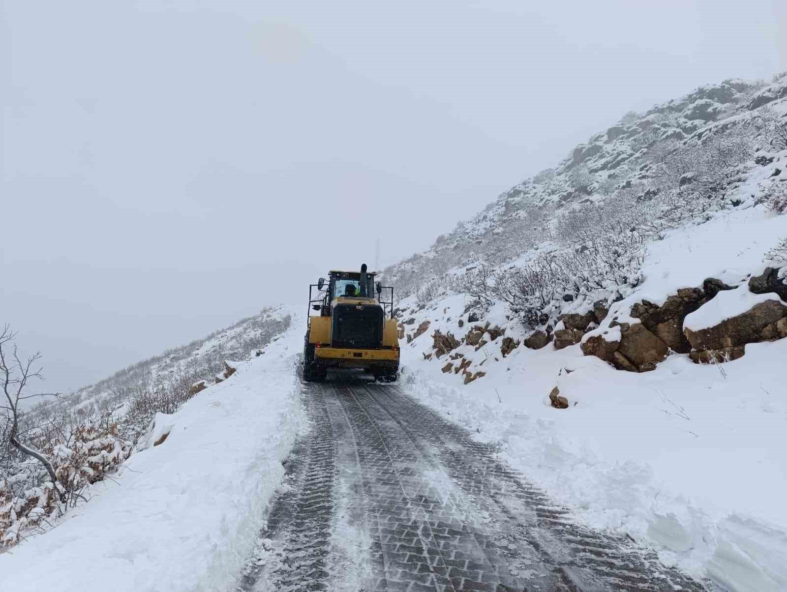 Diyarbakır’da karla kaplı 165 kilometre yol ulaşıma açıldı