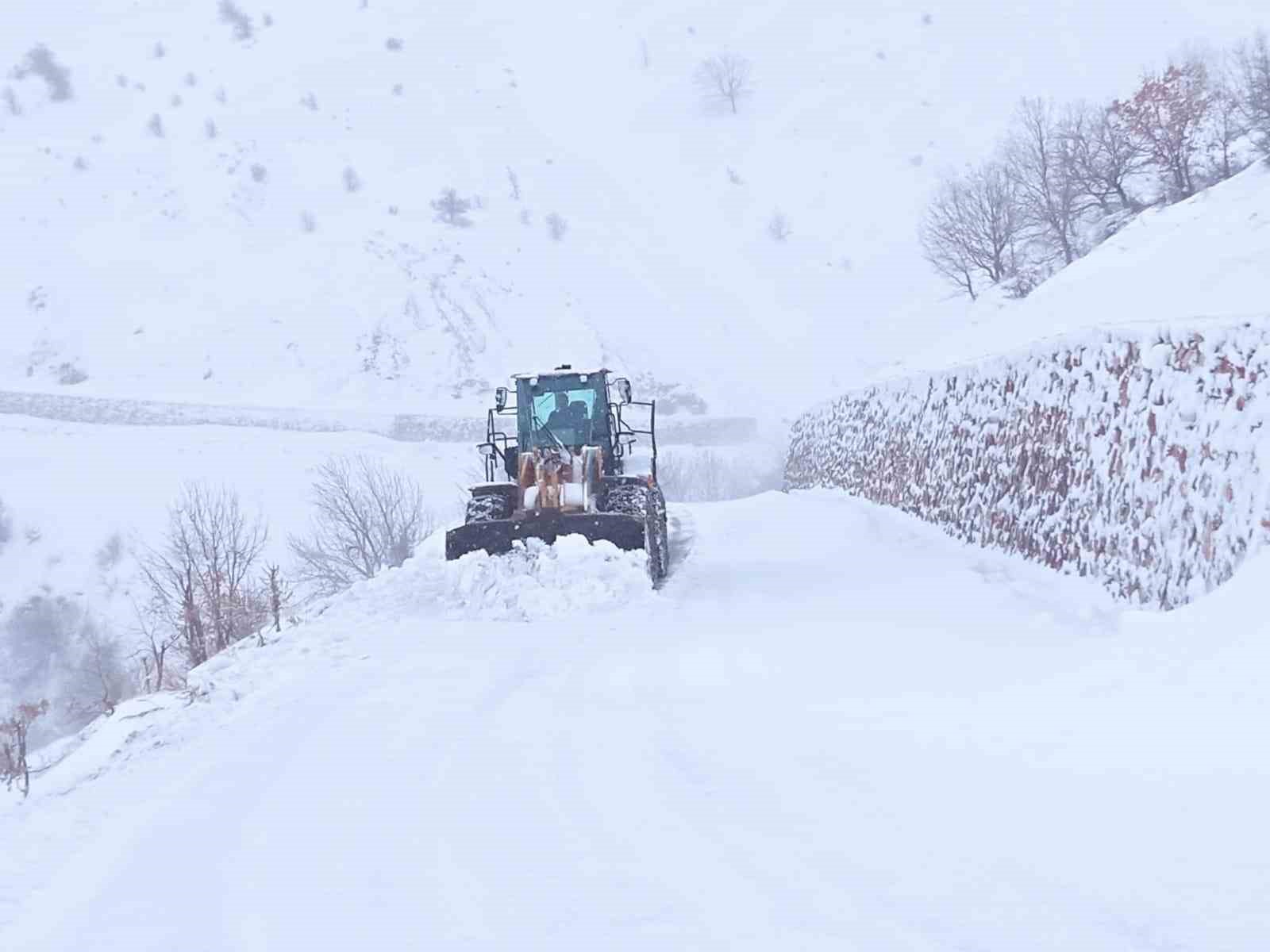 Diyarbakır’da karla kaplı 165 kilometre yol ulaşıma açıldı