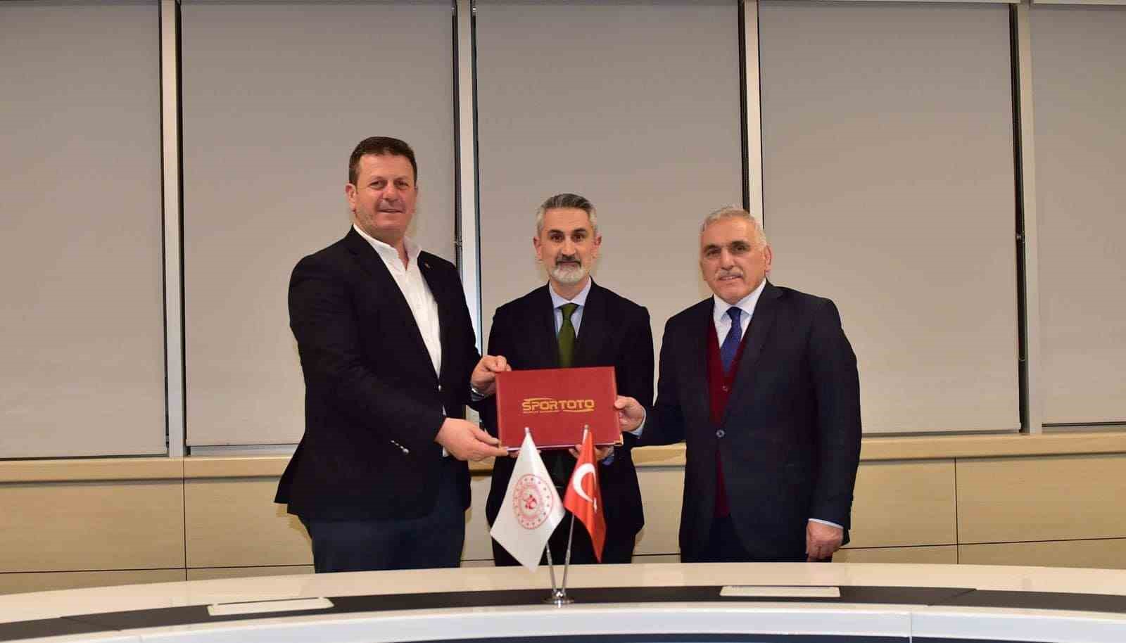 Akyazı’nın 4 mahallesinde yapılacak spor tesisleri için imzalar atıldı