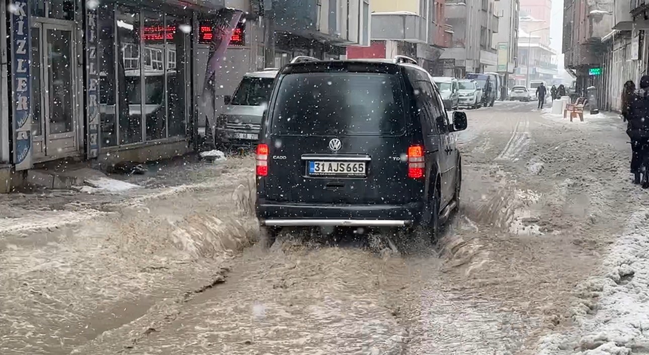 Yüksekova’da caddeler göle döndü: Araçlar ilerlemekte zorlandı