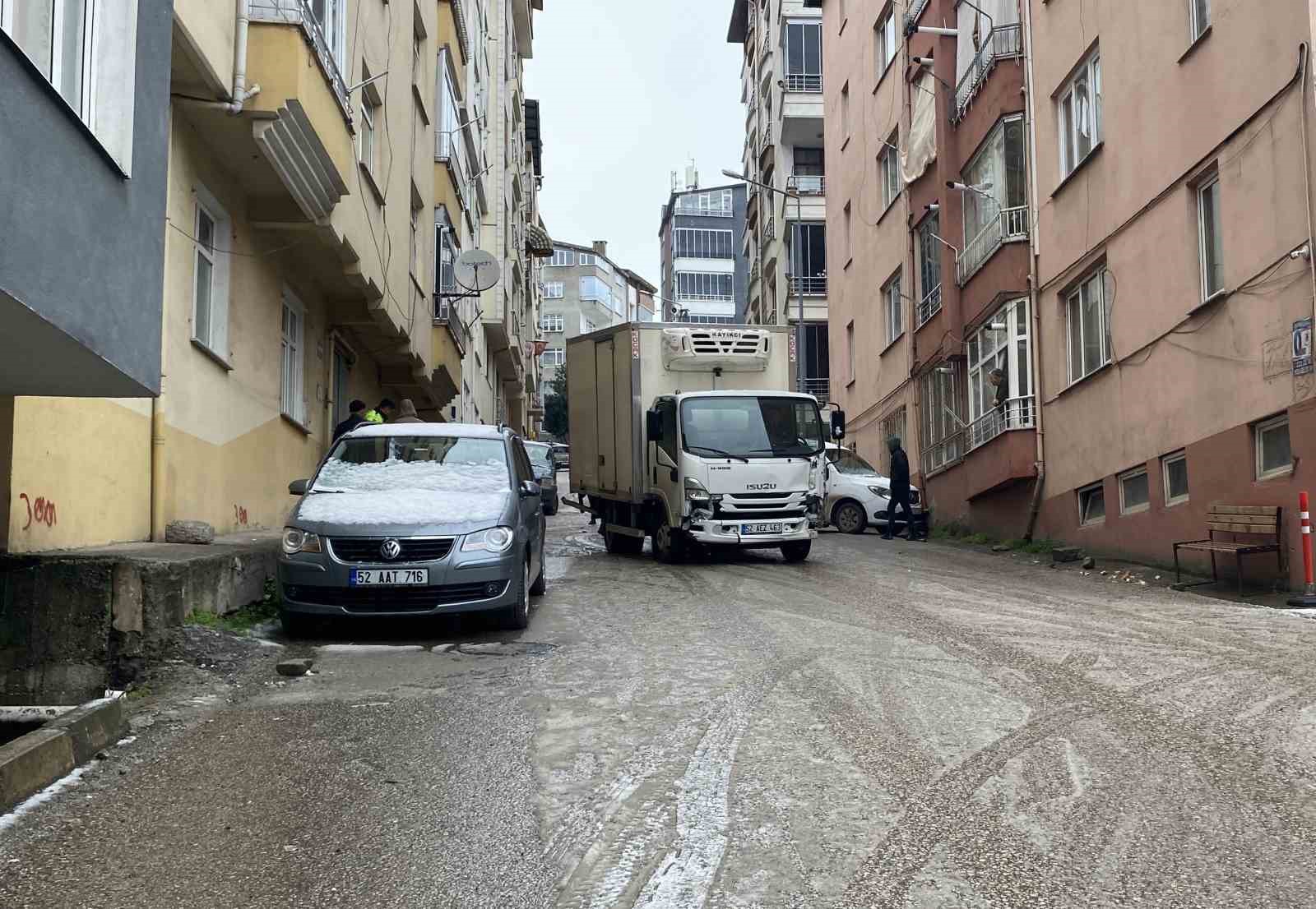 Ordu&rsquo;da rampada kayan kamyon, park halindeki 3 araca &ccedil;arparak durabildi
