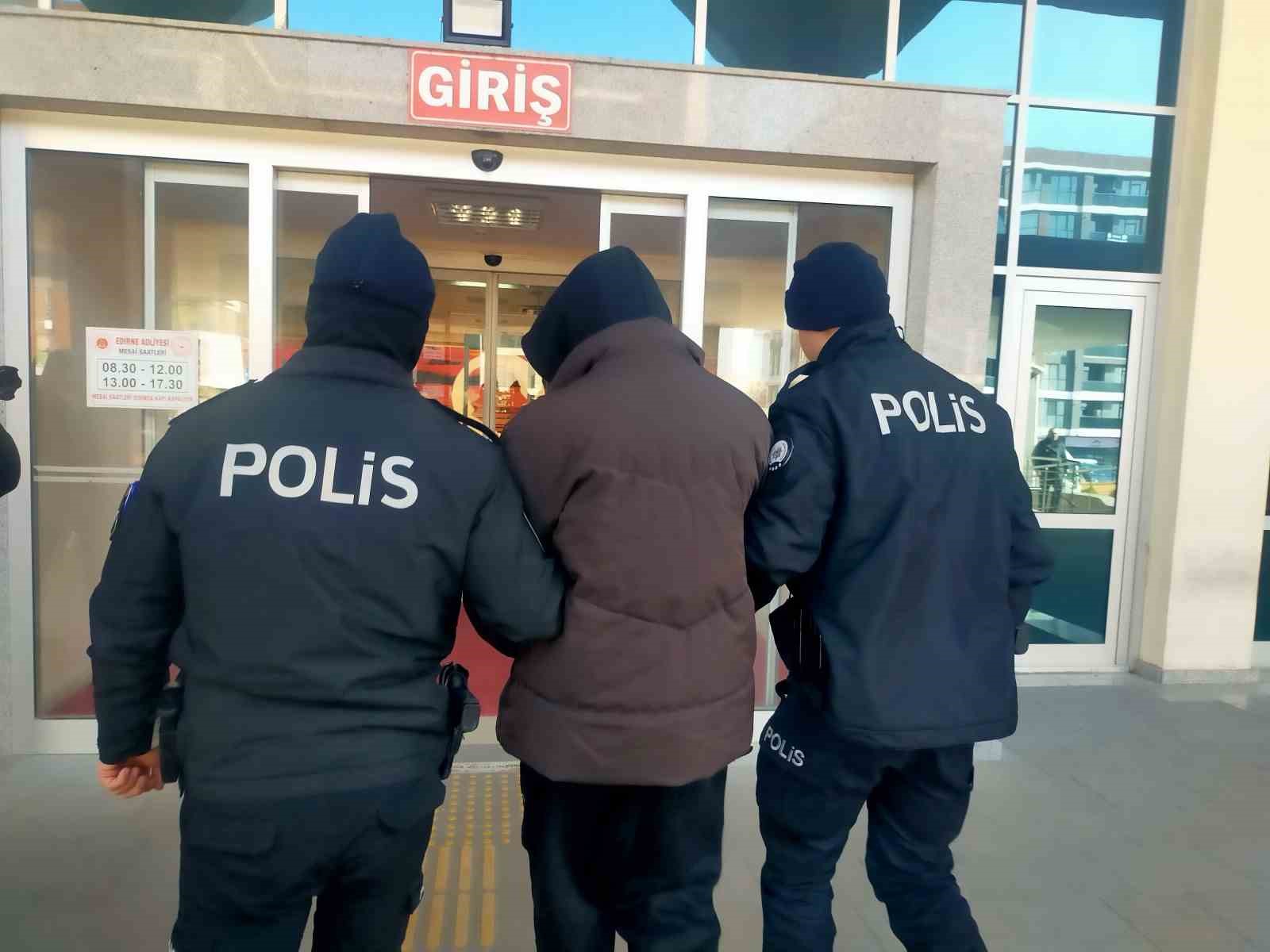 &rsquo;Eve neden ge&ccedil; geldin&rsquo; diyen babasını bı&ccedil;akladı
